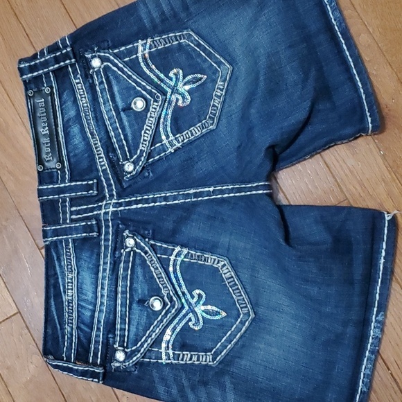 NWOT ROCK REVIVAL LUNA  MID RISE STRETCHY DENIM SHORTS WEAR CUFFED OR DOWN - Picture 1 of 16